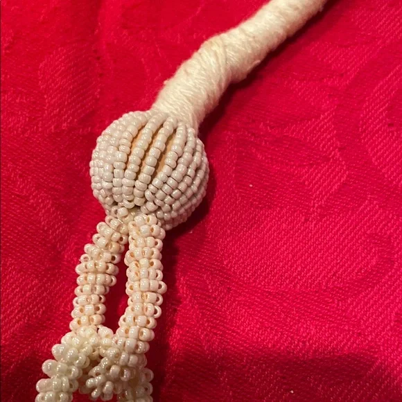 Elegant Cream Beaded Necklace with robe detail - Picture 5 of 13